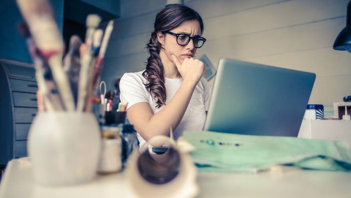 Từ 'hmm' có ý nghĩa gì khi giải quyết vấn đề?